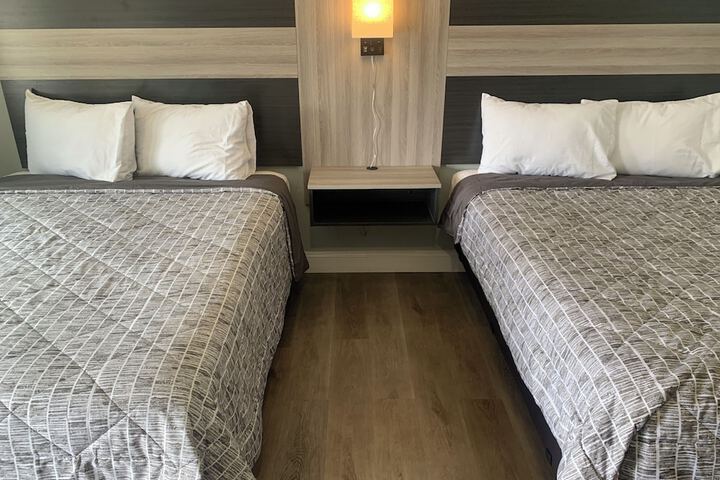 1 Queen Bed (9 of 16)