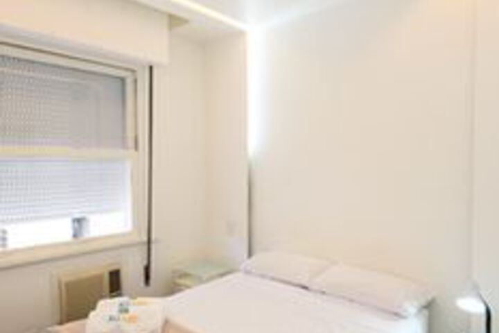 Room 13 of 32