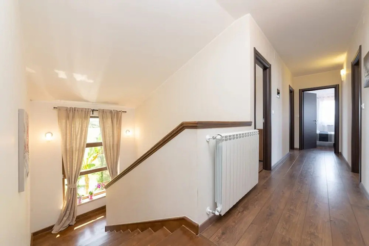Room 9 of 18