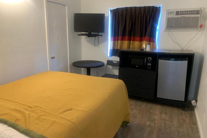 Deluxe Room 1 Queen Bed (6 of 6)