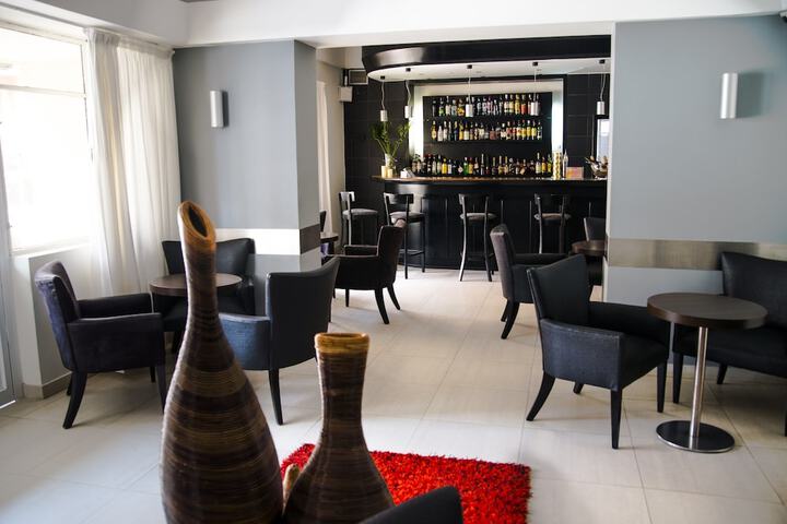 Lounge 43 of 79
