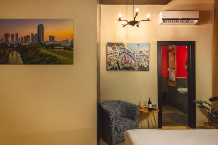 Room 10 of 80