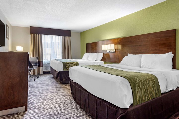 2 Queen Beds (2 of 10)