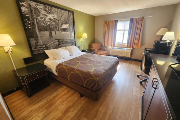 1 Queen Bed (8 of 13)