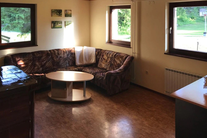 Room 5 of 12