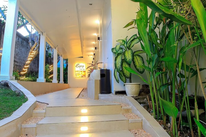 Ballroom/Hall 71 of 86