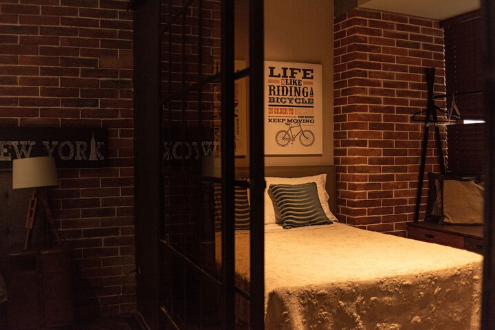Room 9 of 99