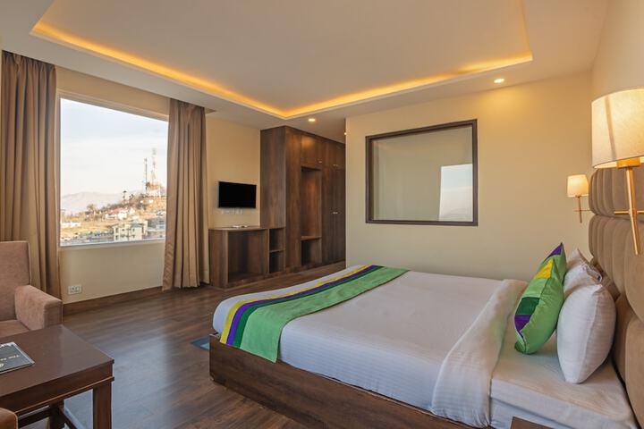 Room 13 of 37