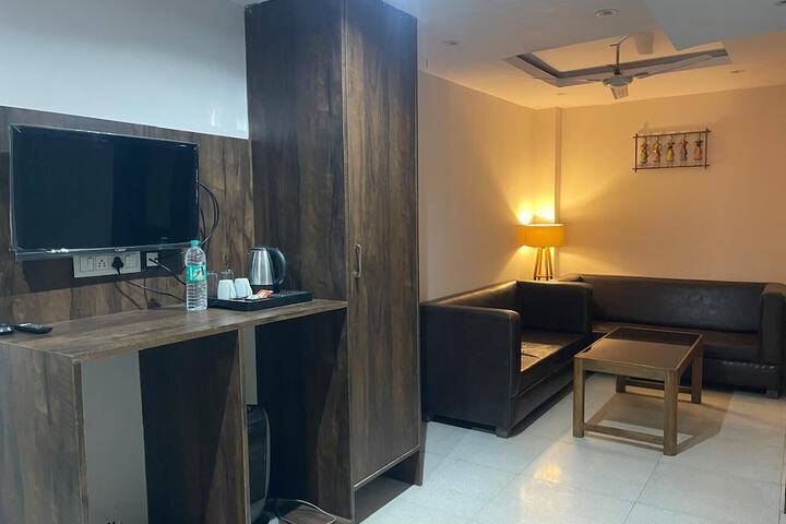 Room 5 of 11