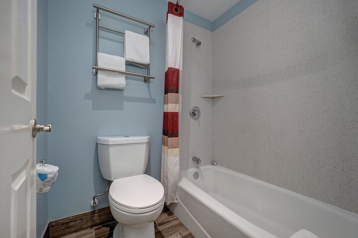 Deep soaking bathtub