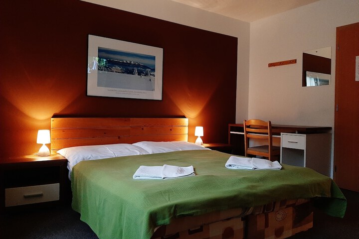 Room 6 of 12