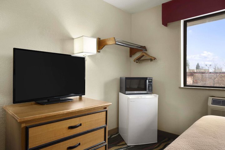 1 Queen Bed (4 of 22)
