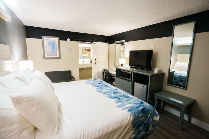 1 King Bed Work Desk Work Space Table and Chairs Microwave and Refrigerator, Coffee and Tea Maker Full Breakfast (2 of 40)
