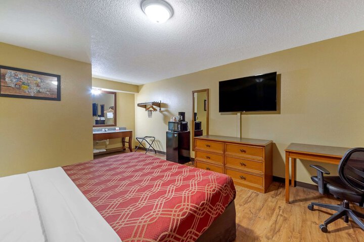 1 King Bed (11 of 18)