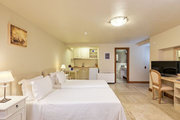 Room 10 of 33