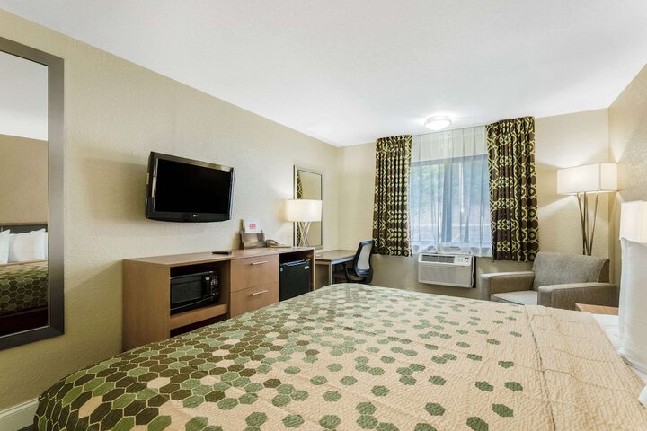 1 King Bed (4 of 8)