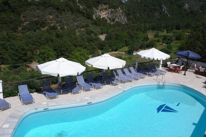 Pool 21 of 44