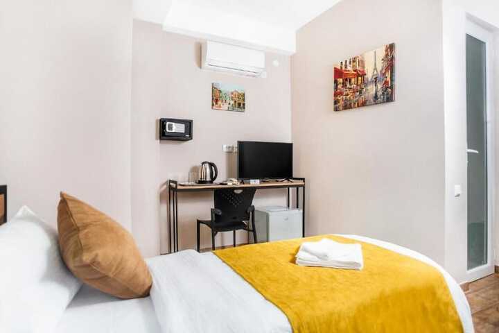 Room 8 of 48