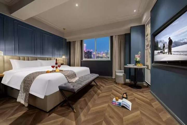 Room 8 of 28