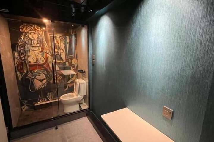 Room 7 of 10