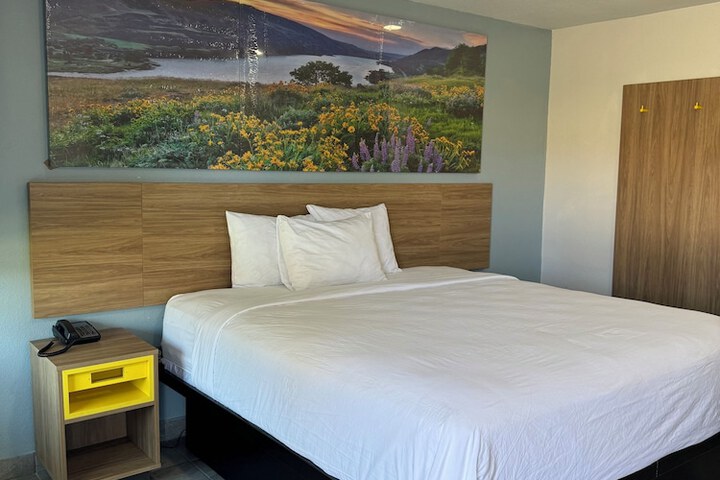1 Queen Bed (17 of 18)