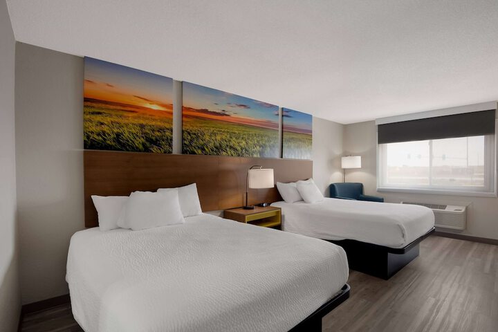 1 Queen Bed (3 of 16)