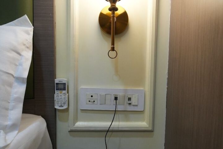 Room 11 of 28