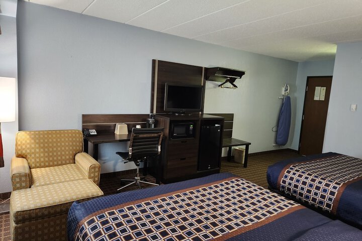 2 Queen Beds (6 of 10)