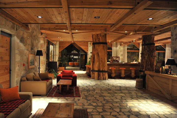 Lounge 40 of 53