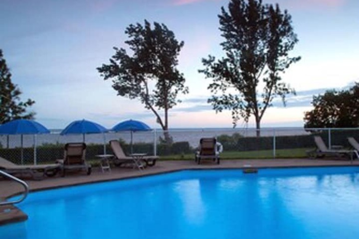 Pool image of LAuberge du Lac Saint-Pierre