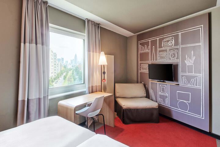 Room 6 of 34