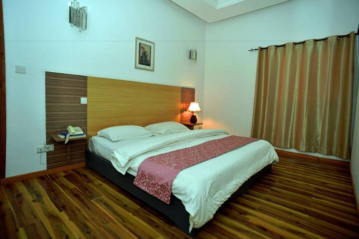Room 12 of 32