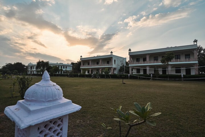 Hotel Exterior 112 of 115