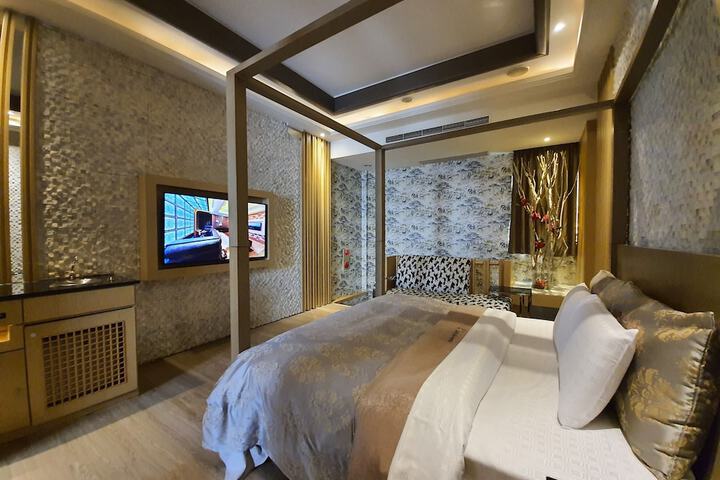 Room 28 of 63