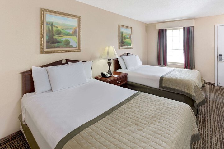 Room 4 of 16
