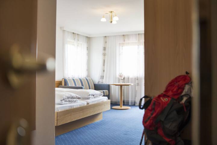 Room 4 of 77
