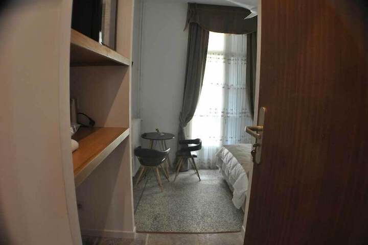 Room 8 of 25