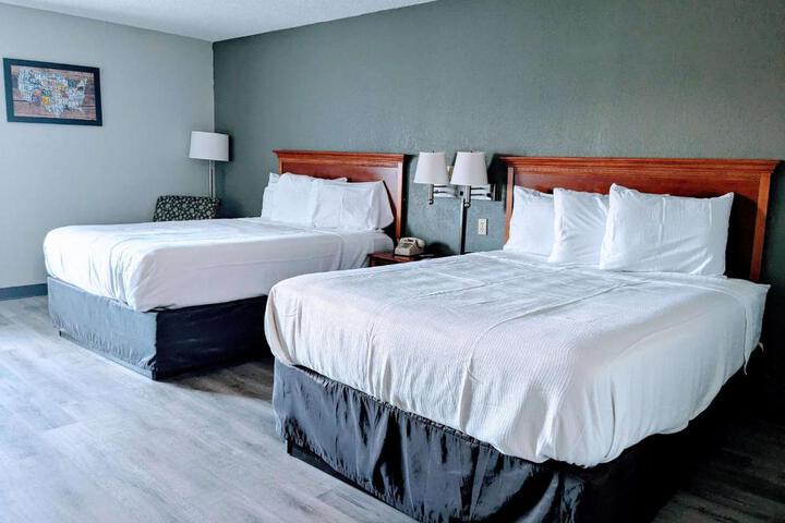 2 Queen Beds (2 of 6)
