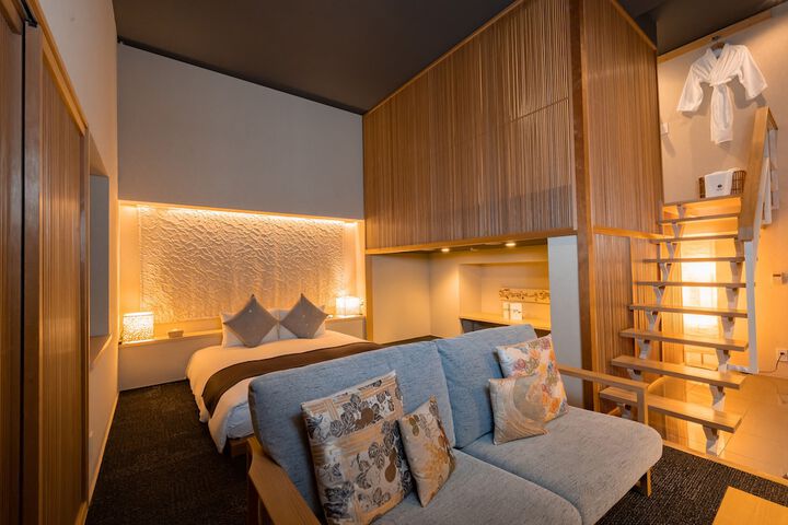 Room 4 of 93