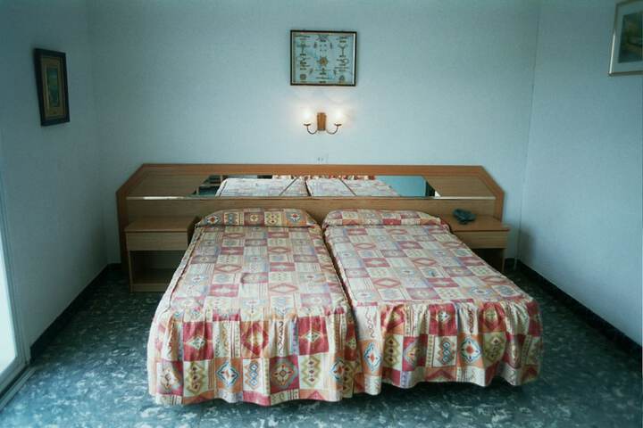 Room 6 of 12