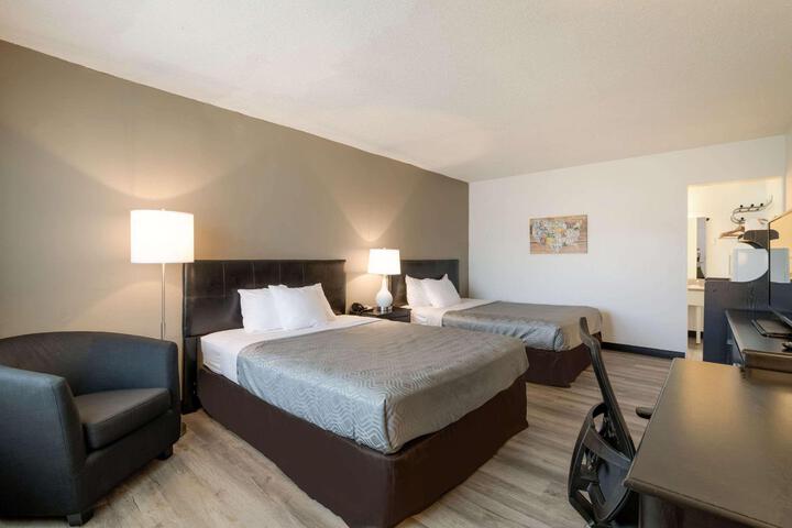 2 Queen Beds (8 of 8)