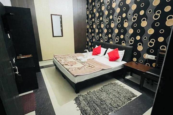 Room 3 of 16