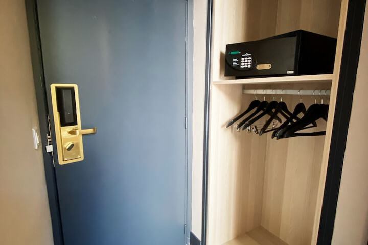 Room 17 of 38