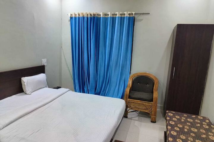 Room 5 of 9