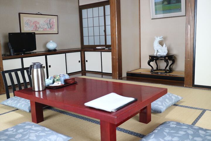 Room 6 of 33