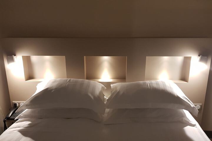 Room 10 of 103