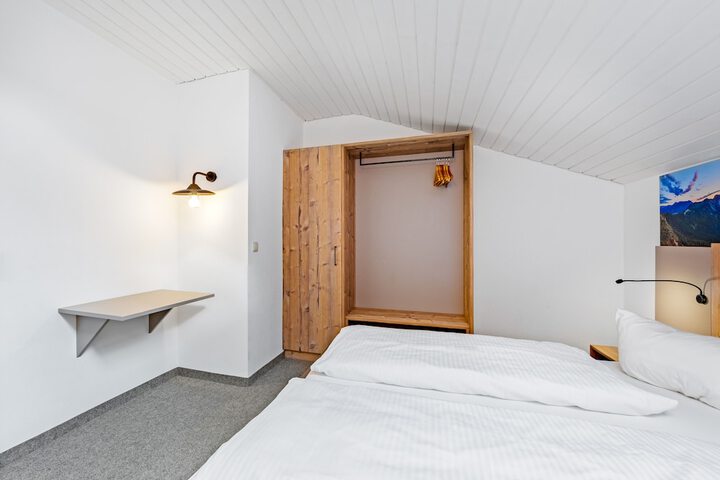 Room 28 of 107