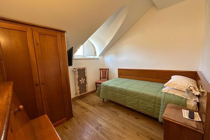 Room 26 of 106