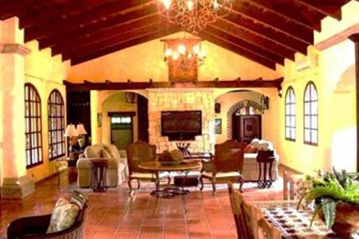Lounge 16 of 25