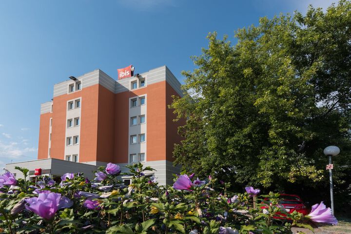 Hotel Exterior 36 of 44